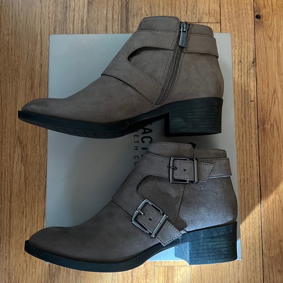 Kenneth Cole Reaction Re-Bella Ankle Bootie - Picture 1 of 8